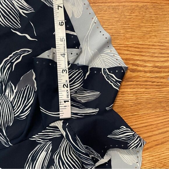 Athleta Navy Blue Floral Print Laser Run Short Sz-XL - Picture 9 of 10